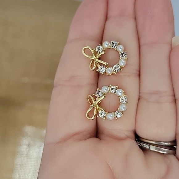 Wreath Sparkle Pearl Bow Stud Earrings, S925 - Picture 6 of 6